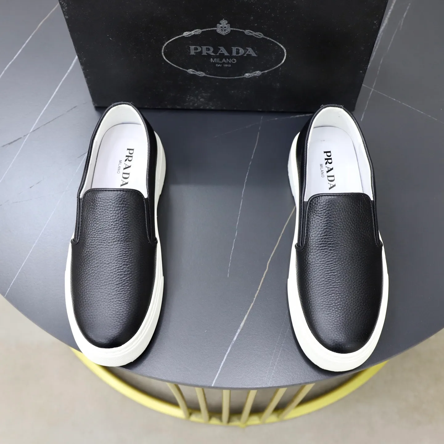 Ex-factory price: 420💰🙅‍♂️🙅‍♂️🙅‍♂️ Brand: PRADA Standard code: 38–44 (45 can be customized) Grade: Same as the official website Material: Original cowhide fabric Comfortable pigskin lining Lightweight wear-resistant outsole Style category: Men's fashionable casual shoes and boots Running sports shoes Distinguished luxury brand elements Top luxury Color: actual picture color